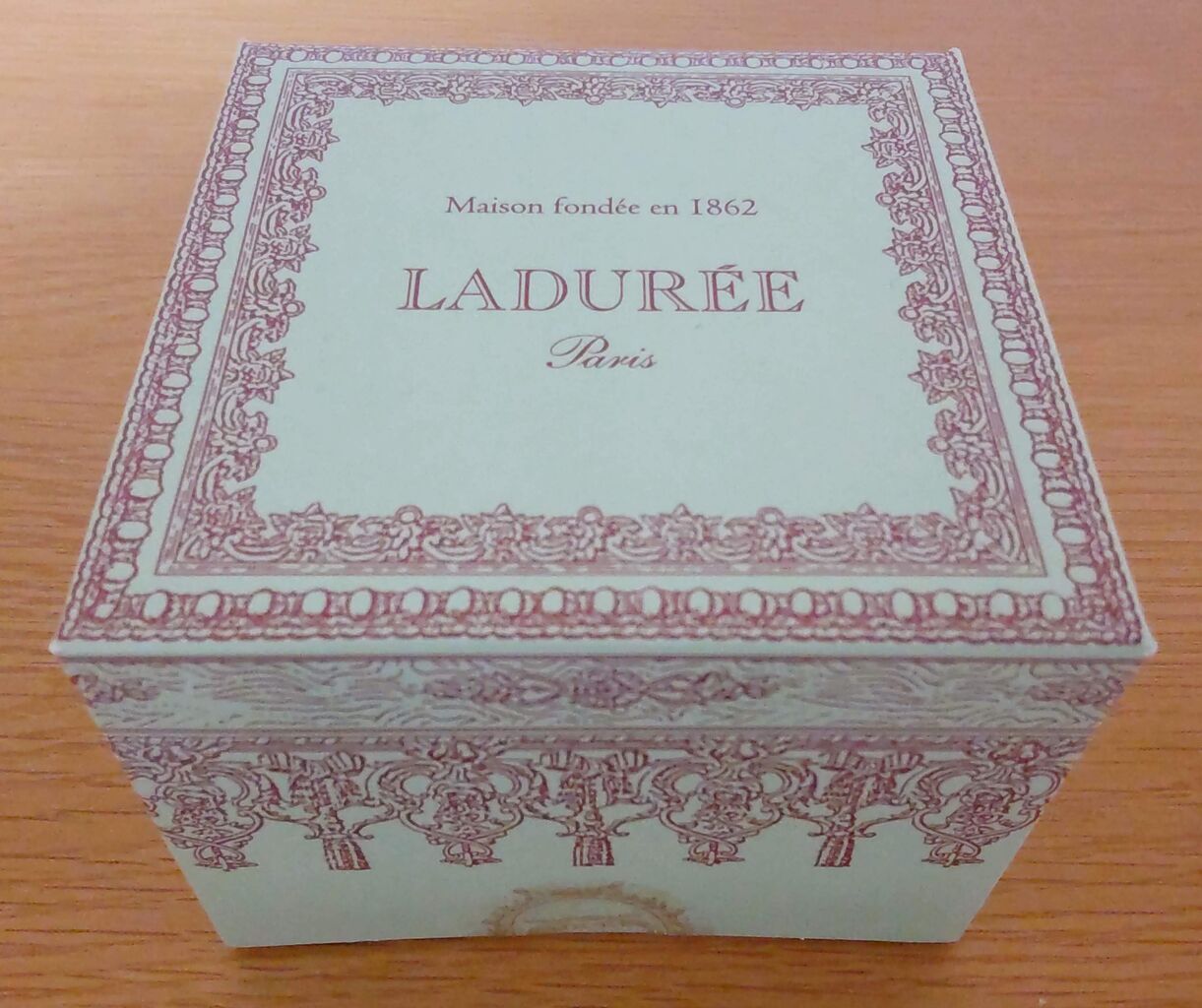 LADUREEのケーキの箱の写真