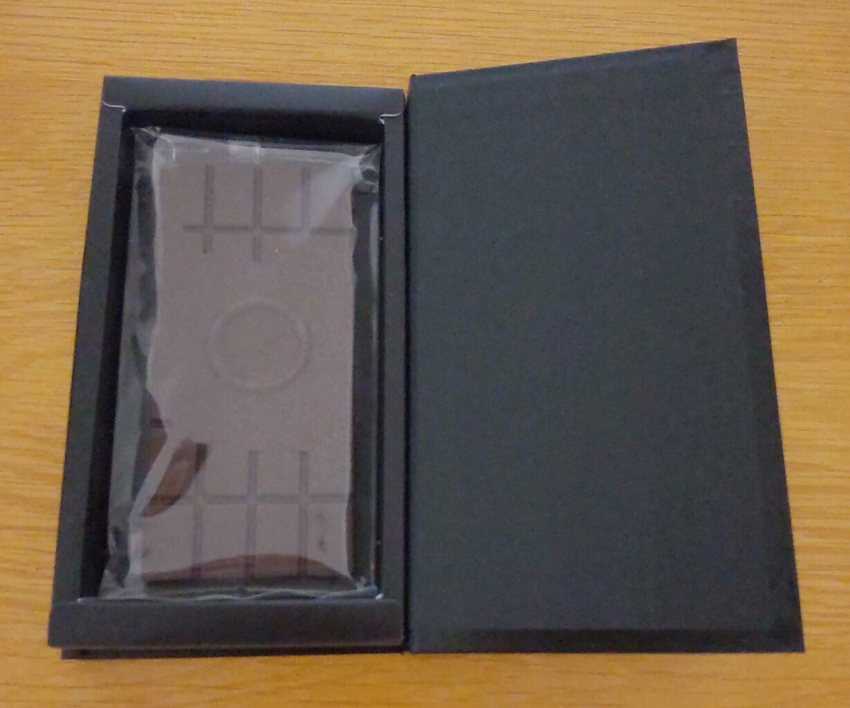 CHOCOLATERIE TAKASUのタブレットノワールの箱の蓋を開けた写真