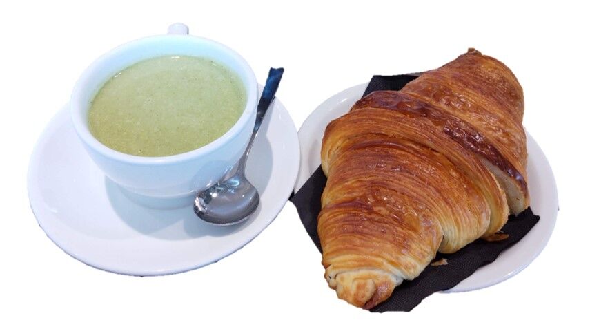 ZEBRA Coffee&Croissant（ゼブラ コーヒーアンドクロワッサン）横浜店のブロッコリースープとクロワッサンの写真