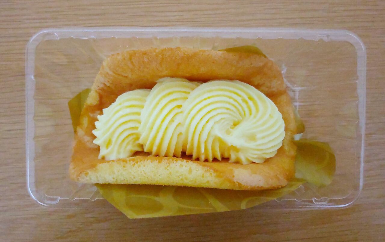 Uchi Cafeのふんわり バターオムレットを袋から取り出した写真