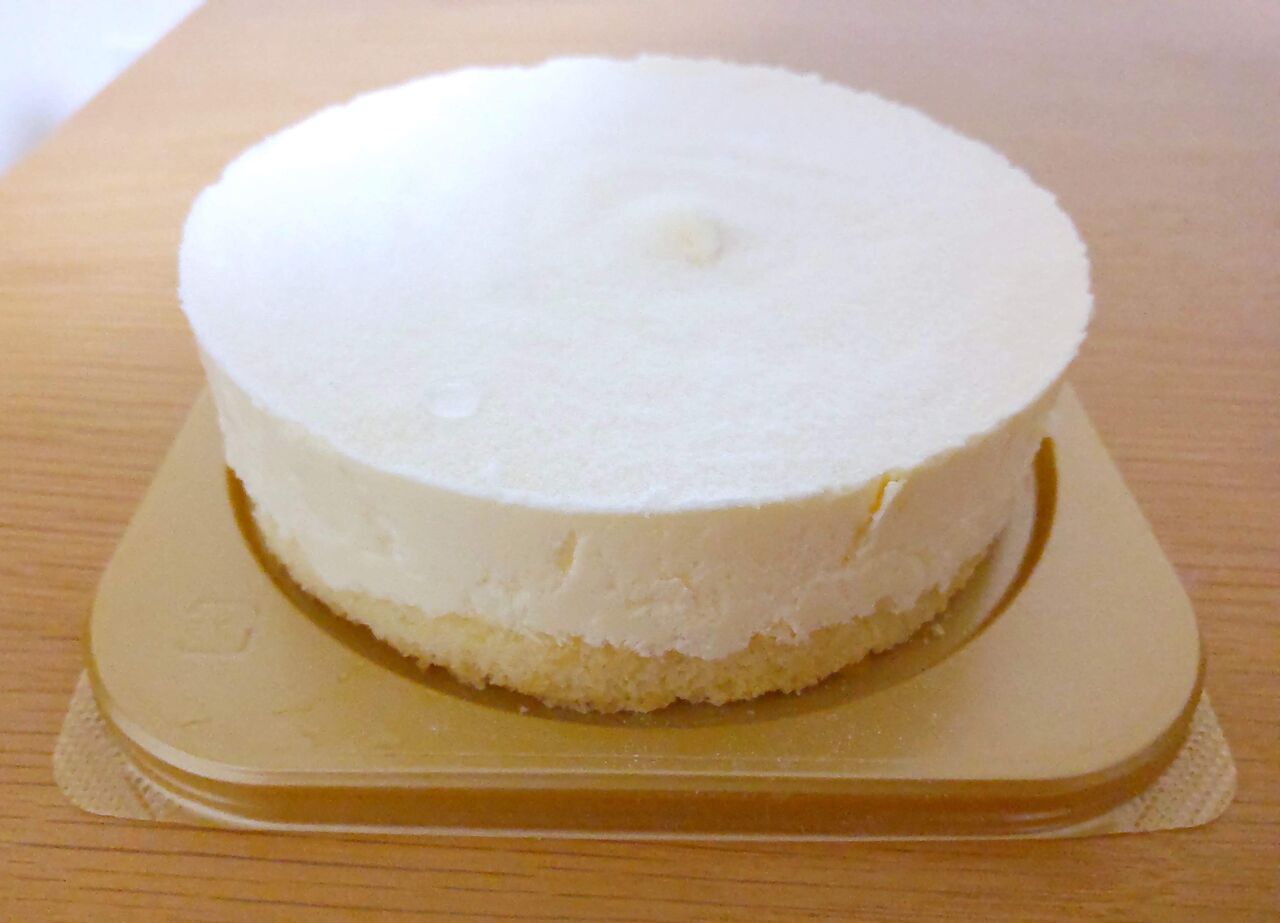スイーツファクトリーの北海道レアチーズケーキを横から見た写真