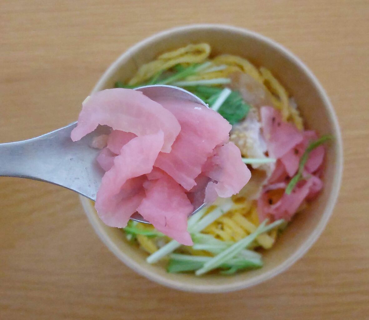 TOUBEIの愛媛県産真鯛のごまだれ漬丼の酢漬大根の写真