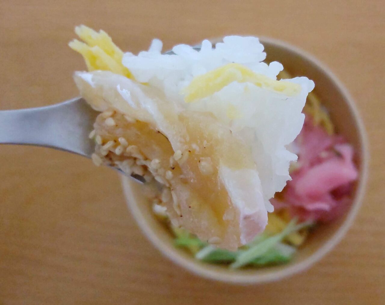 TOUBEIの愛媛県産真鯛のごまだれ漬丼をスプーンですくった写真