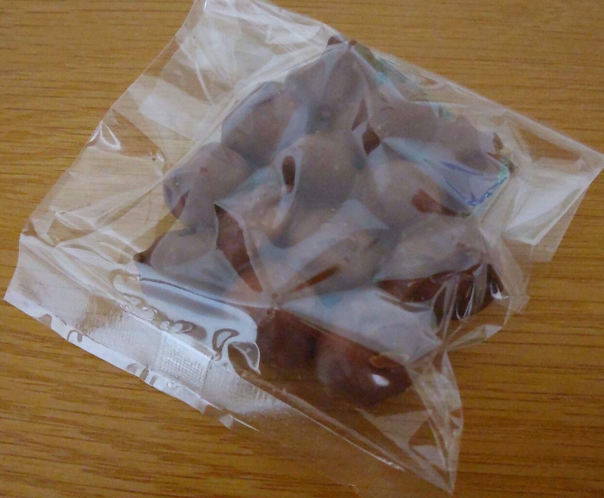 宿泊時にもらえたマカダミナッツチョコレートの中身の写真