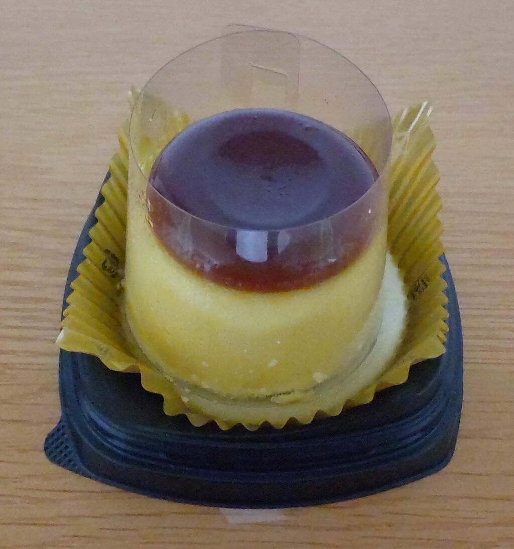 Uchi Cafeのまるでプリンな生カスタードケーキの蓋を開けた写真
