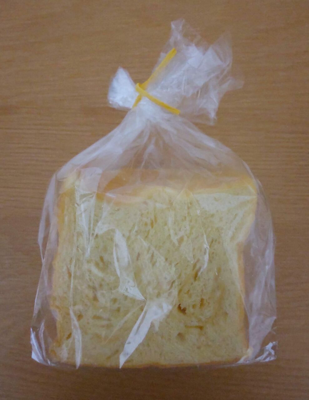 R Bakerの朝から幸せな気分になれる黄色いたまご食パン（ざらめ）の写真