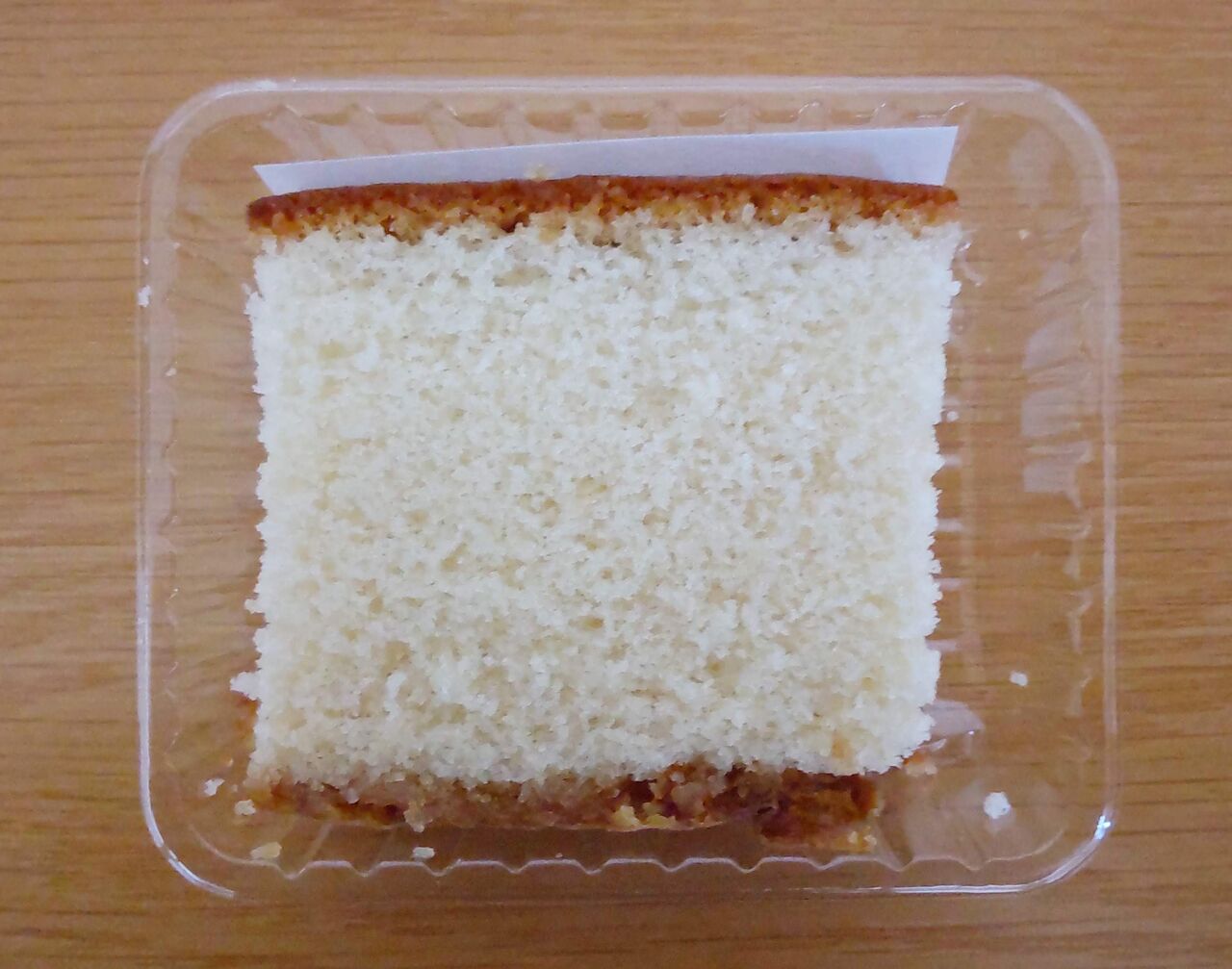 NewDaysで買える須崎屋の白い長崎カステラを袋から出した写真