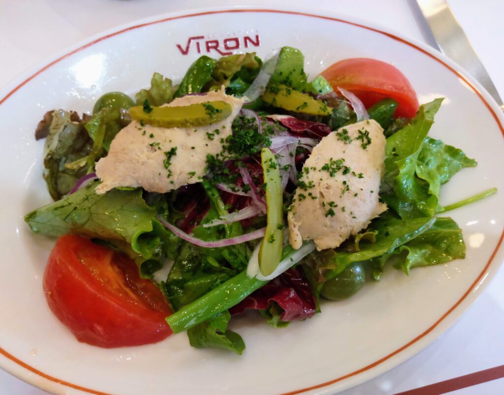 Brasserie VIRON（ブラッスリー・ヴィロン）丸の内店で食べた自家製豚肉のリエットのサラダの写真