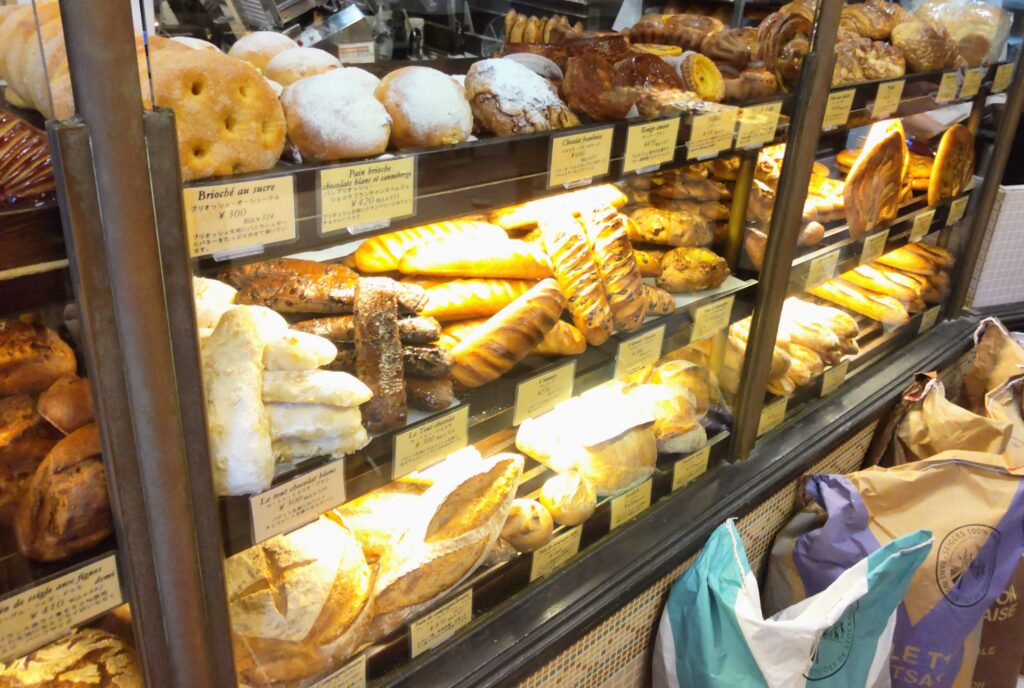 Brasserie VIRON（ブラッスリー・ヴィロン）丸の内店で店頭販売されているパンの写真
