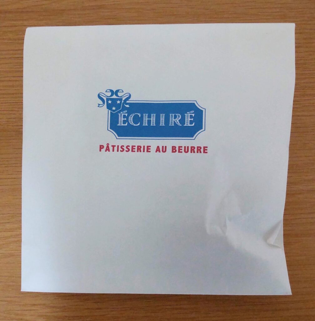 ÉCHIRÉ PÂTISSERIE AU BEURRE（エシレ・パティスリー オ ブール）のフィナンシェ・エシレが入った袋の写真
