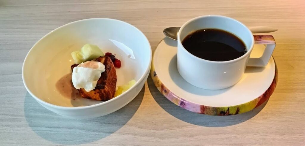 ヒルトン横浜の朝食ビュッフェで食べたフレンチトーストとコーヒーの写真