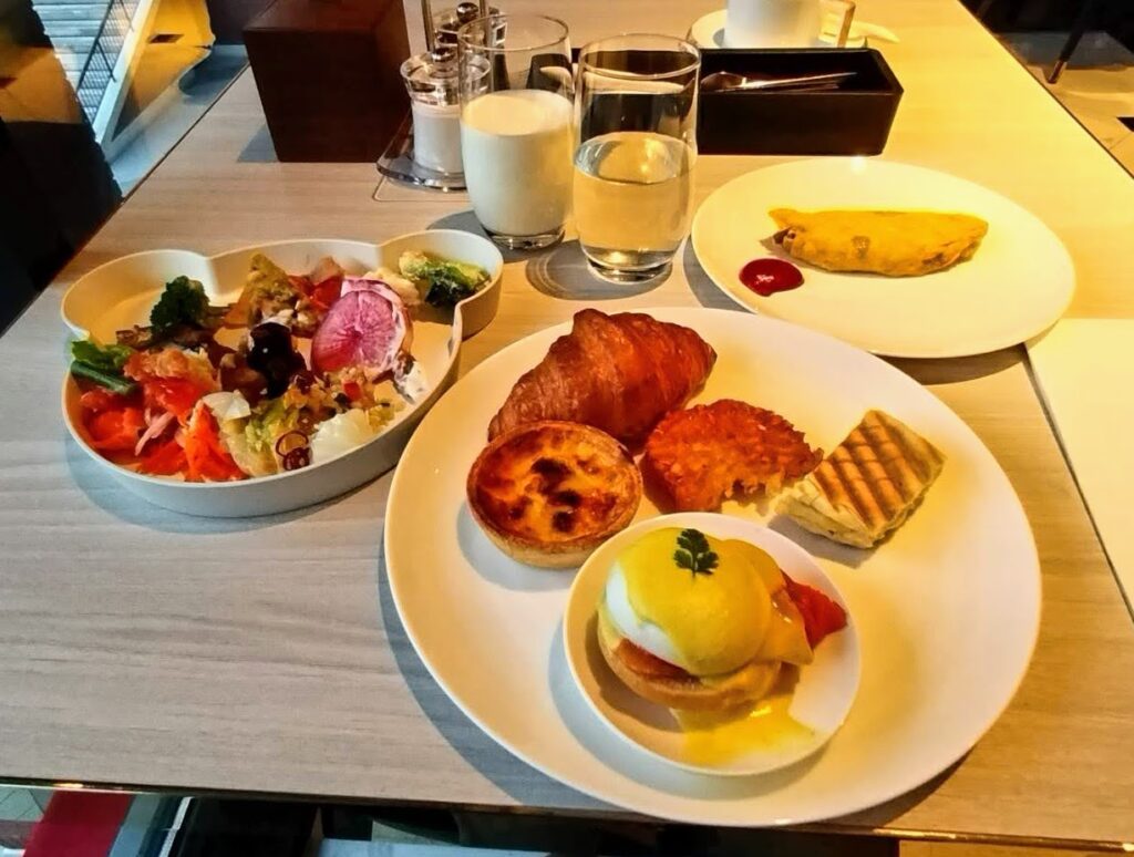 ヒルトン横浜の朝食ビュッフェ会場パレードで食べたエッグベネディクトやパニーニなどの料理の写真