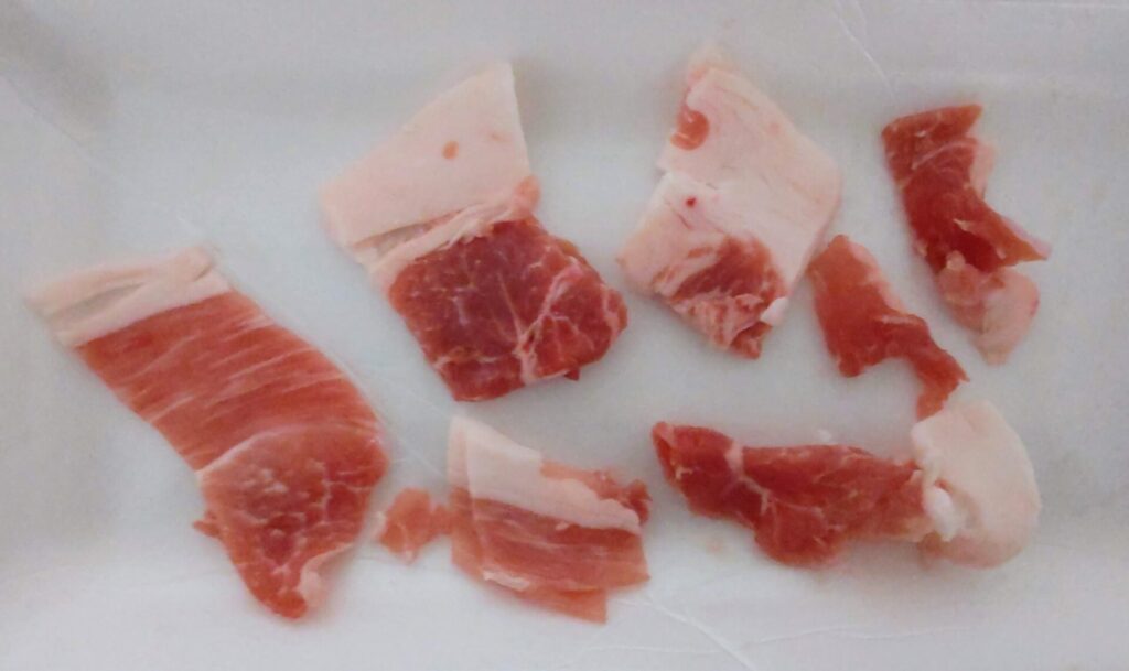 京都府京都市のふるさと納税返礼品京都ぽーく豚肉小間切れ225gを一部解凍した写真