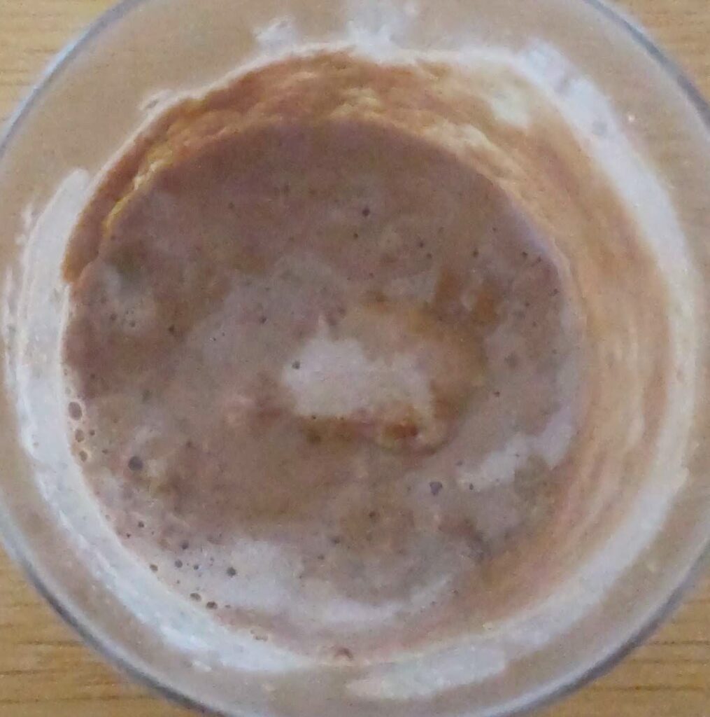 牛乳と混ぜて加熱したMY ROUTINEチロルチョココーヒーヌガー風味プロテインがダマになった様子がわかる写真