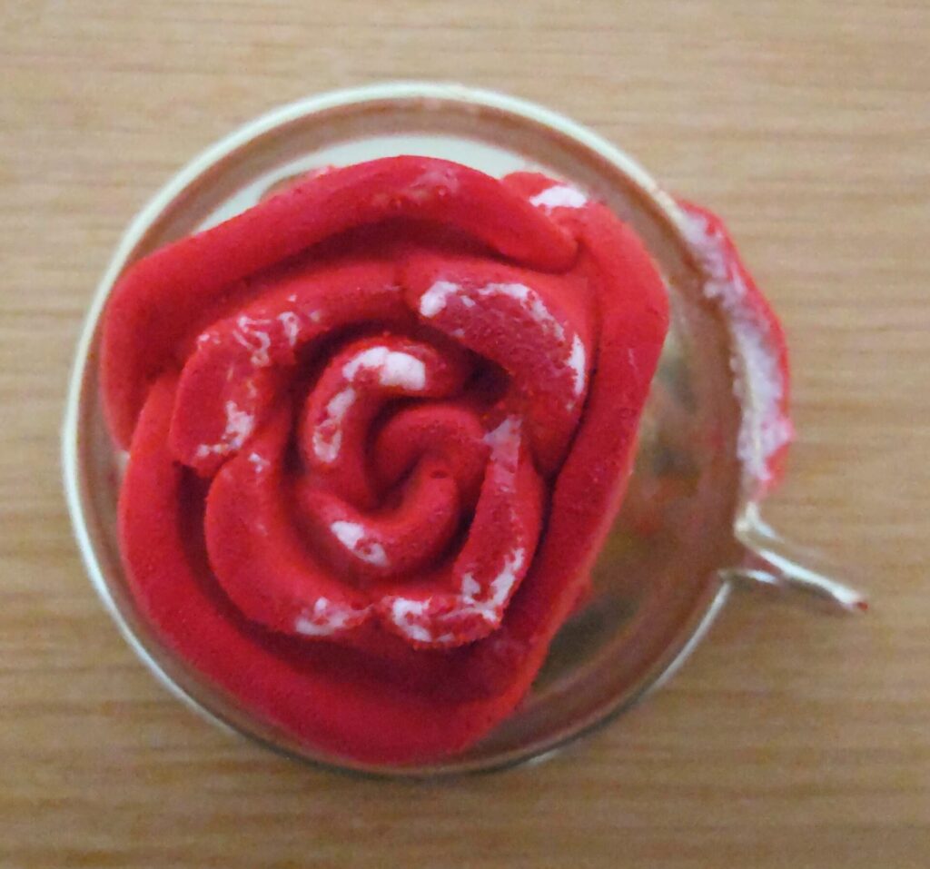ヒルトン横浜のパレードで間違って入っていた（多分）真紅の薔薇のルビーチョコレートのムースケーキを上から見た写真