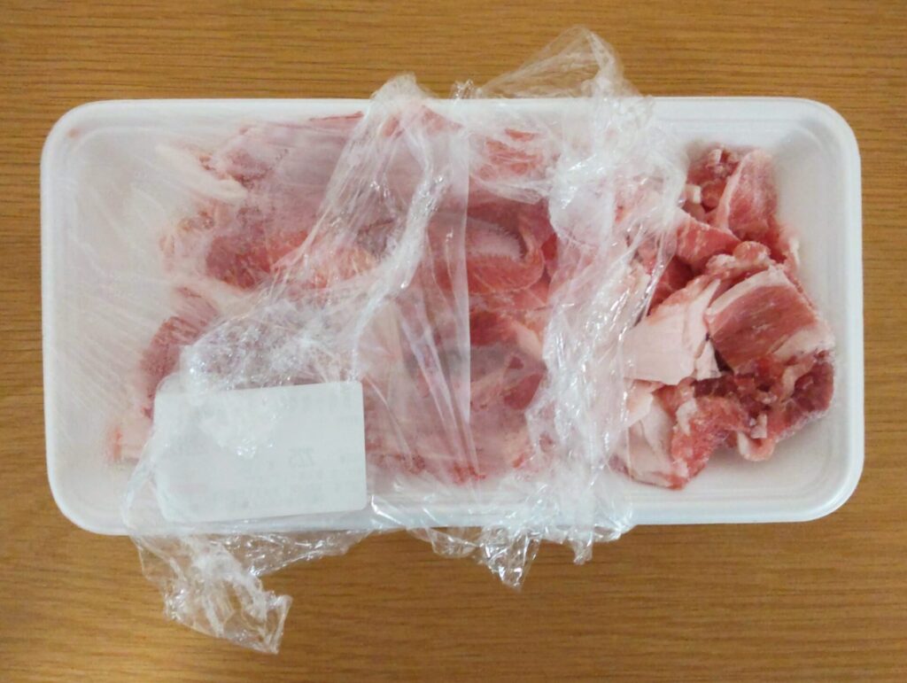 京都府京都市のふるさと納税返礼品京都ぽーく豚肉小間切れ225g1パックの包装がわかる写真