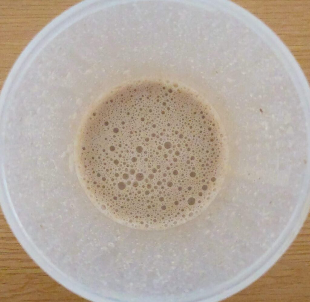 購入したMY ROUTINEチロルチョココーヒーヌガー風味プロテインを水と混ぜた写真