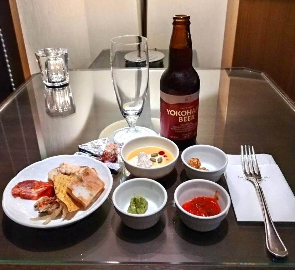 横浜ベイホテル東急のベイクラブラウンジのカクテルタイムに食べた料理の写真