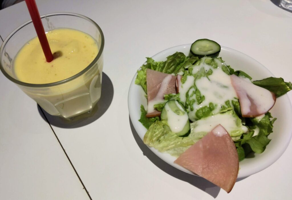 千成屋珈琲ラゾーナ川崎店で食べたランチに付けたサラダ＆ドリンクセットの写真