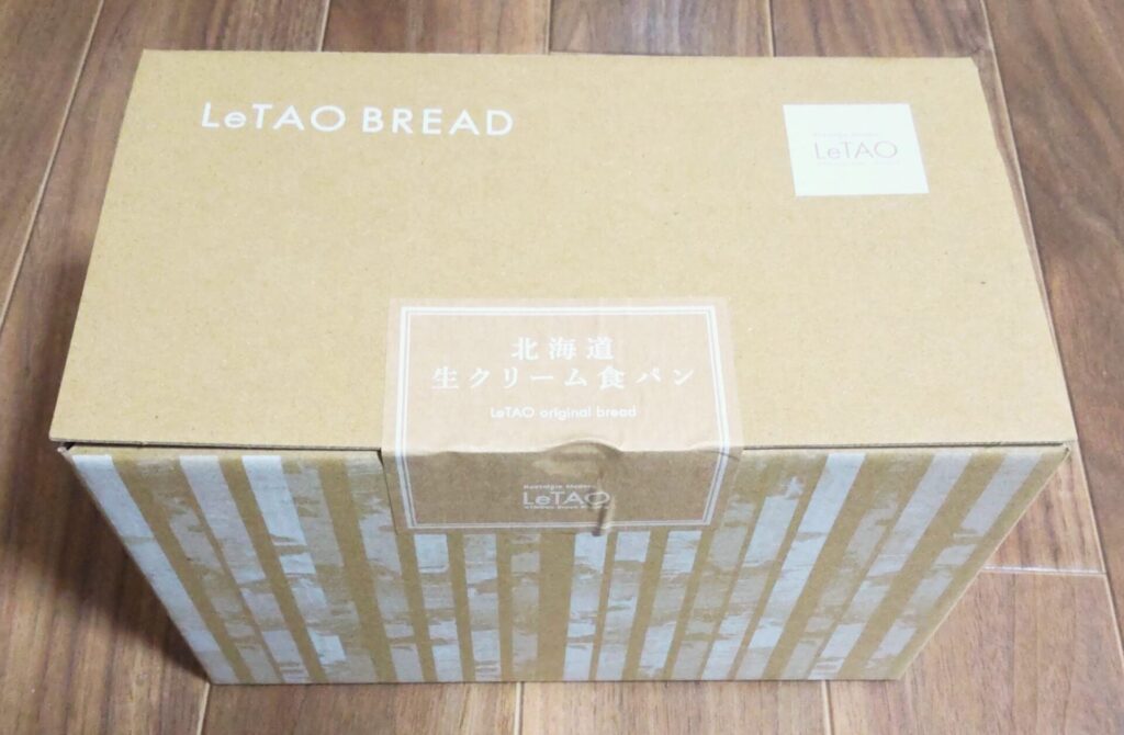 LeTAO（ルタオ）の北海道生クリーム食パンが入った箱の写真