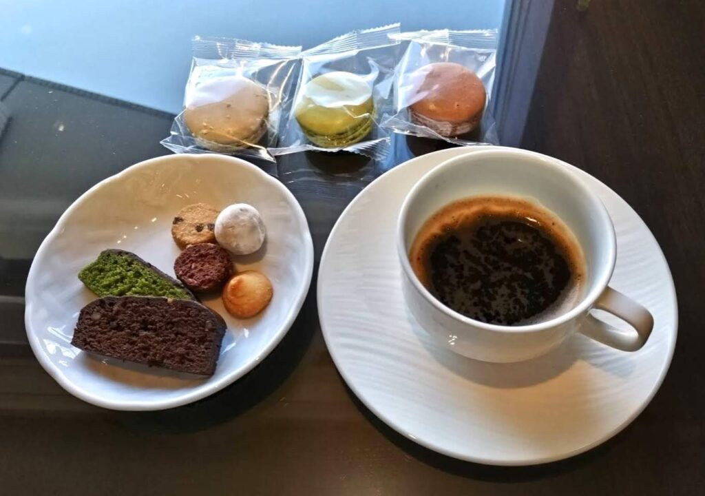 横浜ベイホテル東急のベイクラブラウンジのティータイムに食べた料理の写真