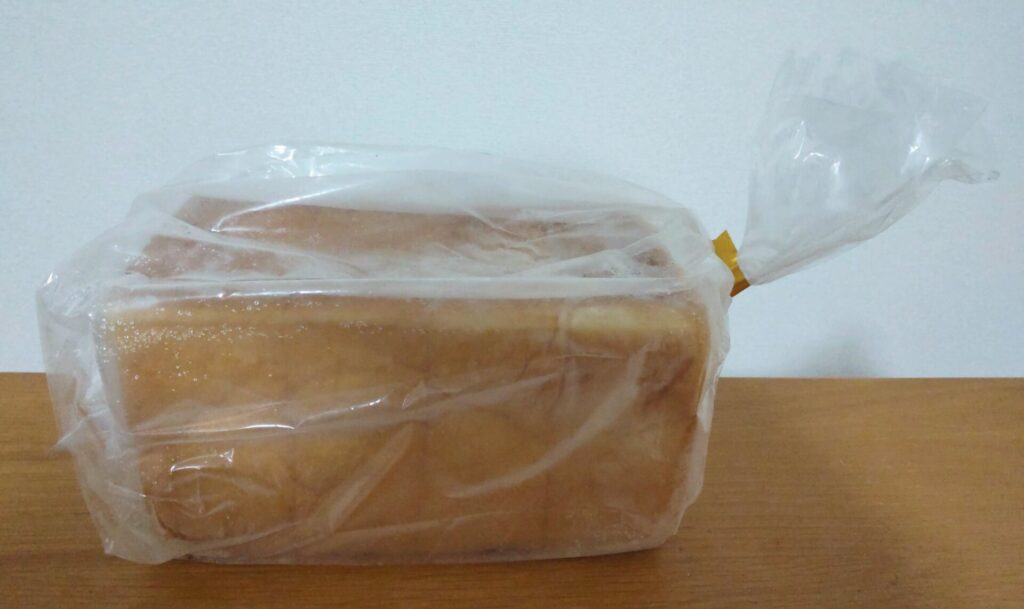 LeTAO（ルタオ）の北海道生クリーム食パンを箱から取り出した写真