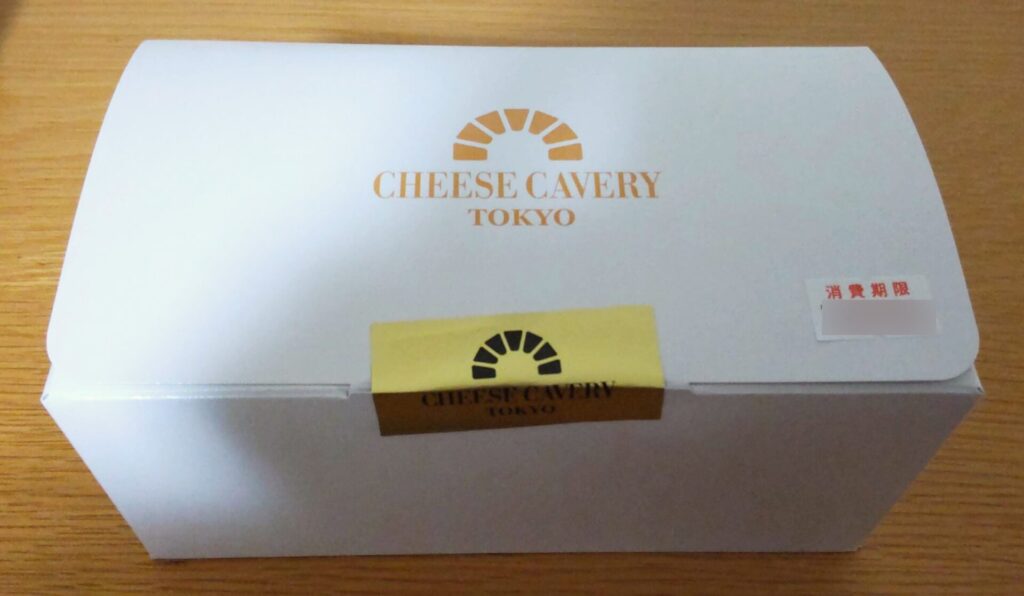CHEESE CAVERY TOKYO（チーズ ケイ ベリィ東京）で購入したチーズケーキクラウンベーシックが入った箱の写真