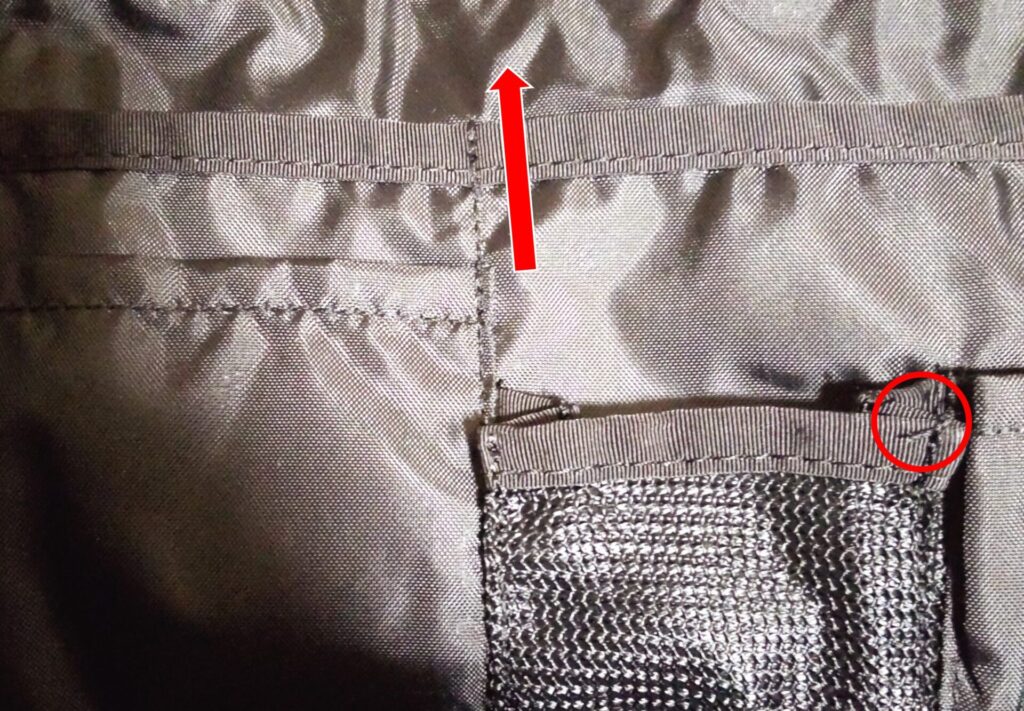 購入したケルティのURBAN NYLON TOTE M 2.0のポケットの縫い目が少し曲がっていることやほつれがあることがわかる写真