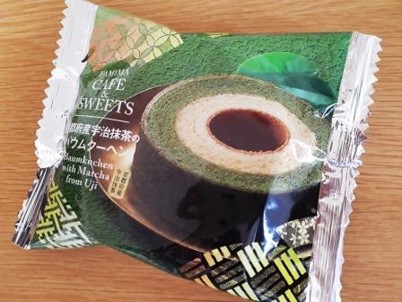 ファミリーマートの京都府産宇治抹茶のバウムクーヘンの写真