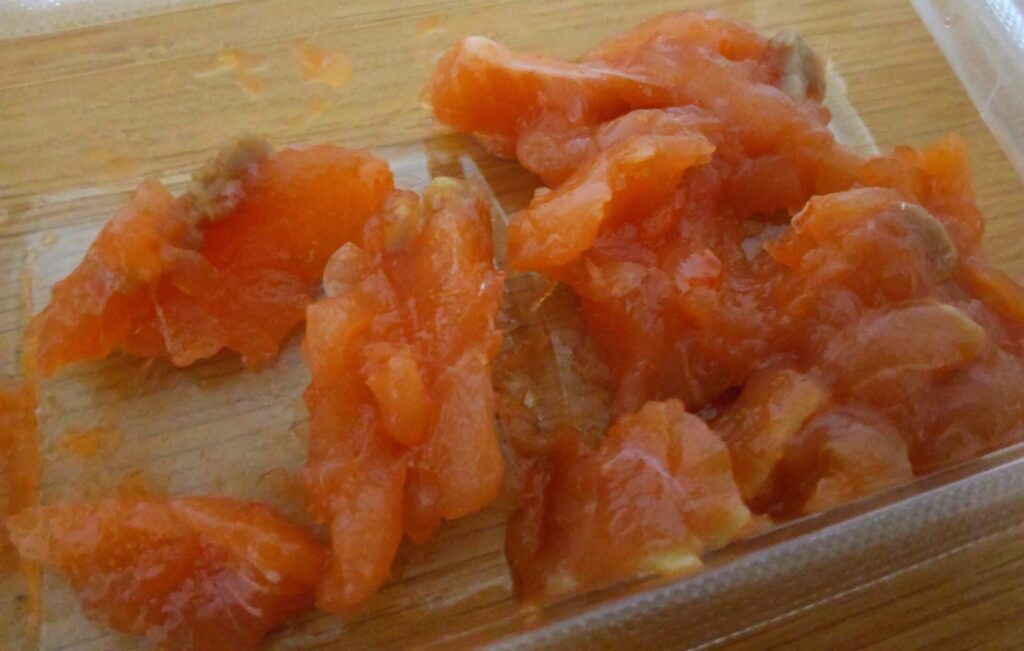 購入した佐藤水産の鮭ルイベ漬をほぐした写真