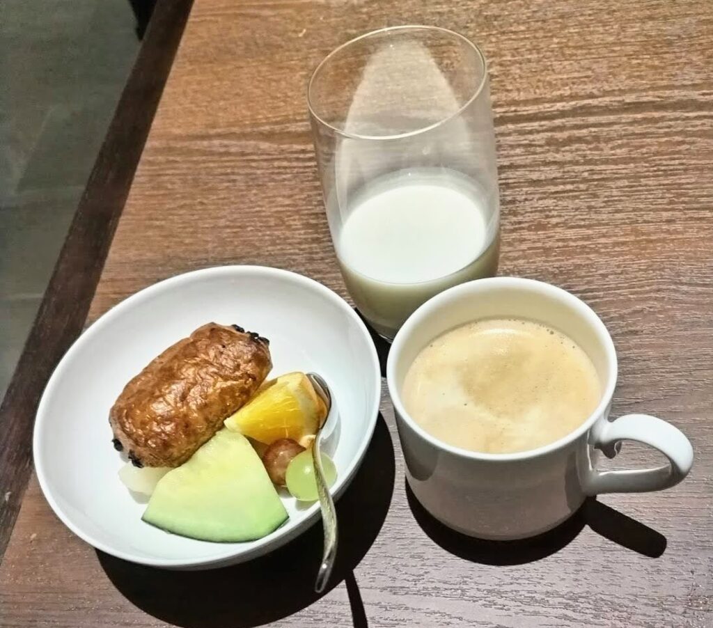 ヒルトン横浜のエグゼクティブラウンジの朝食で締めに食べたデザートメニューの写真