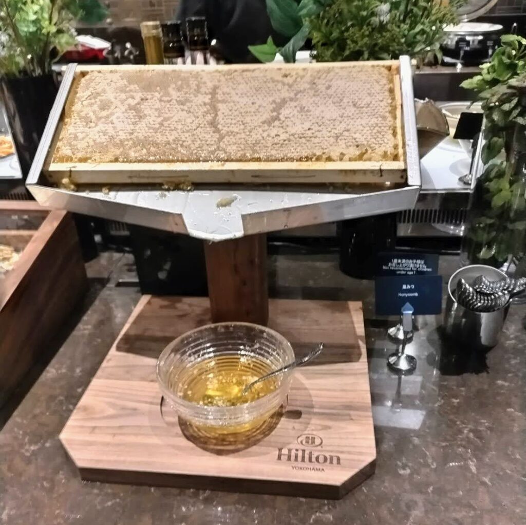 ヒルトン横浜のエグゼクティブラウンジの朝食で提供されていた蜂蜜の写真