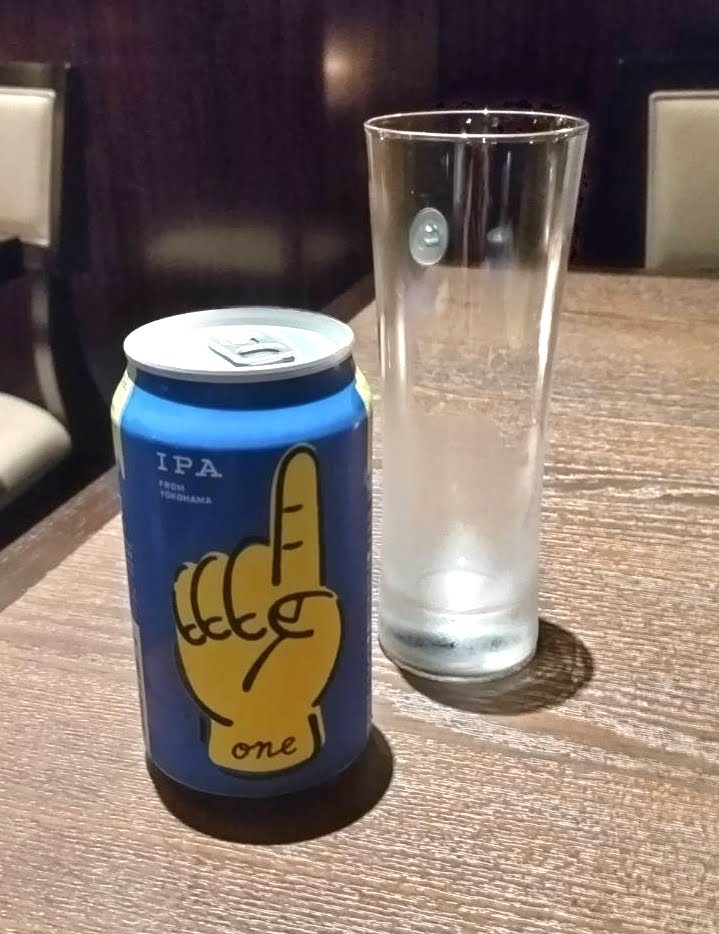ヒルトン横浜のエグゼクティブラウンジでカクテルタイムに飲んだビールの写真
