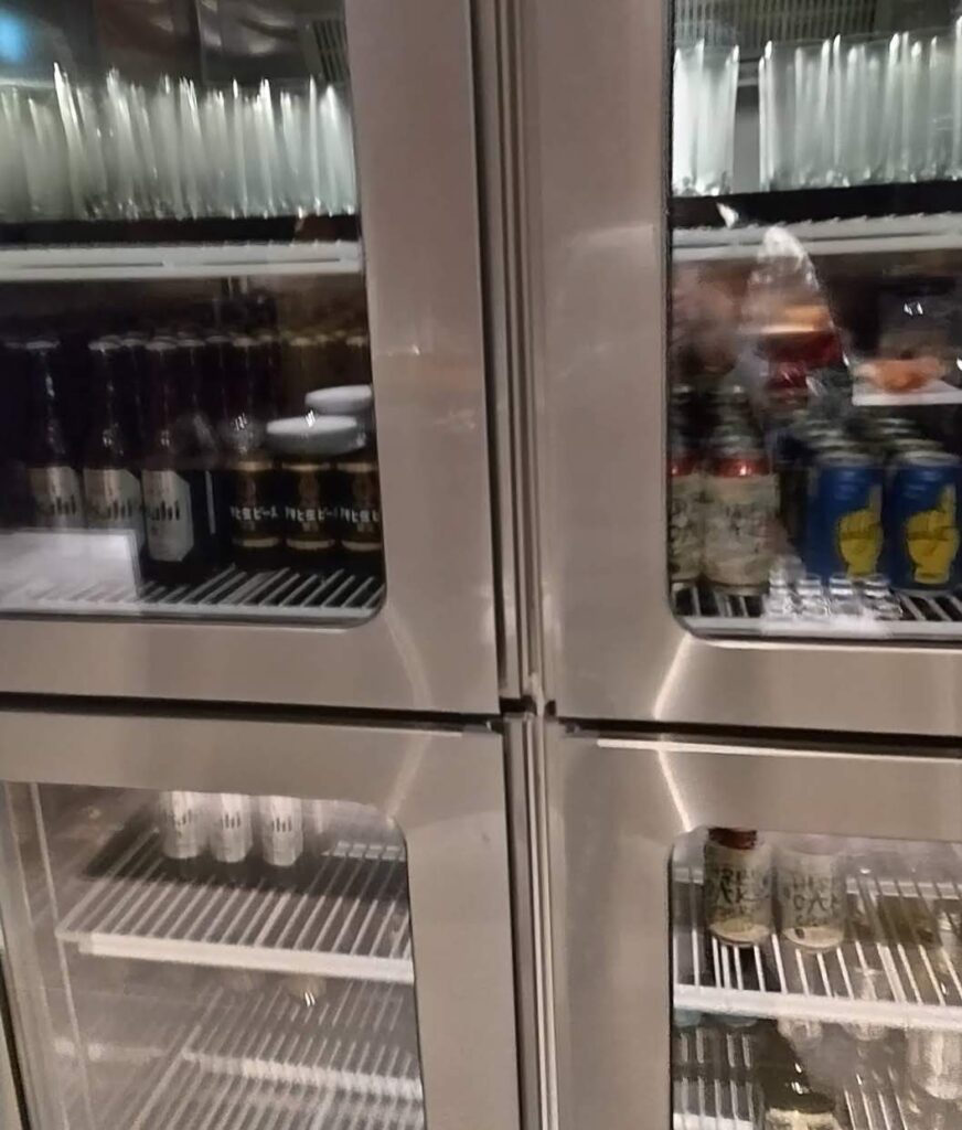 ヒルトン横浜のエグゼクティブラウンジのカクテルタイムに楽しめるビール類が入った冷蔵庫の写真