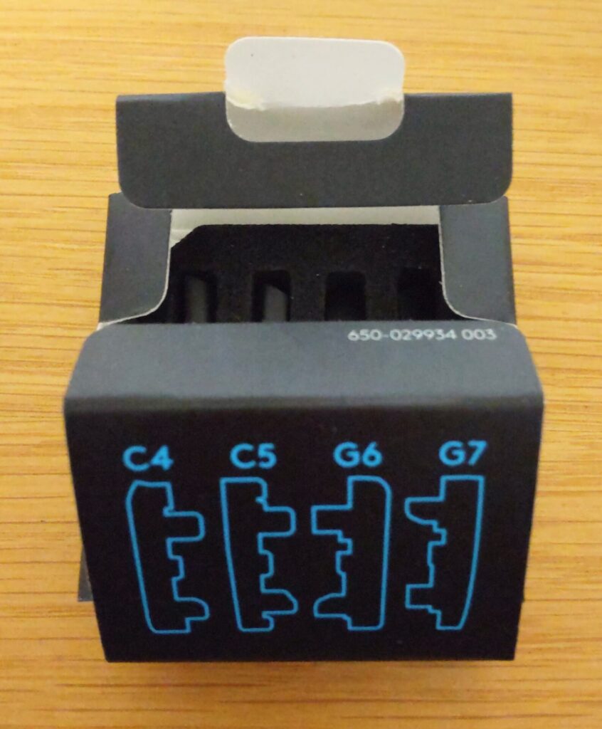 Logicool G PRO Wirelessについてくる交換式ボタンとボタンキャップが入った箱の写真