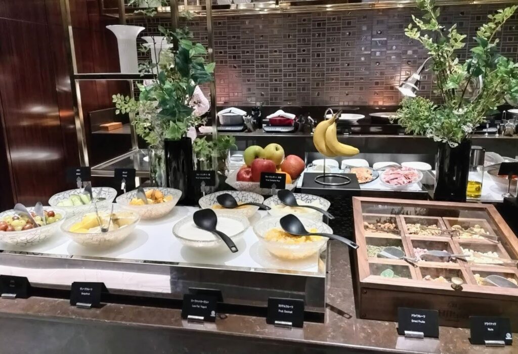 ヒルトン横浜のエグゼクティブラウンジの朝食で提供されていたフルーツやヨーグルトの写真