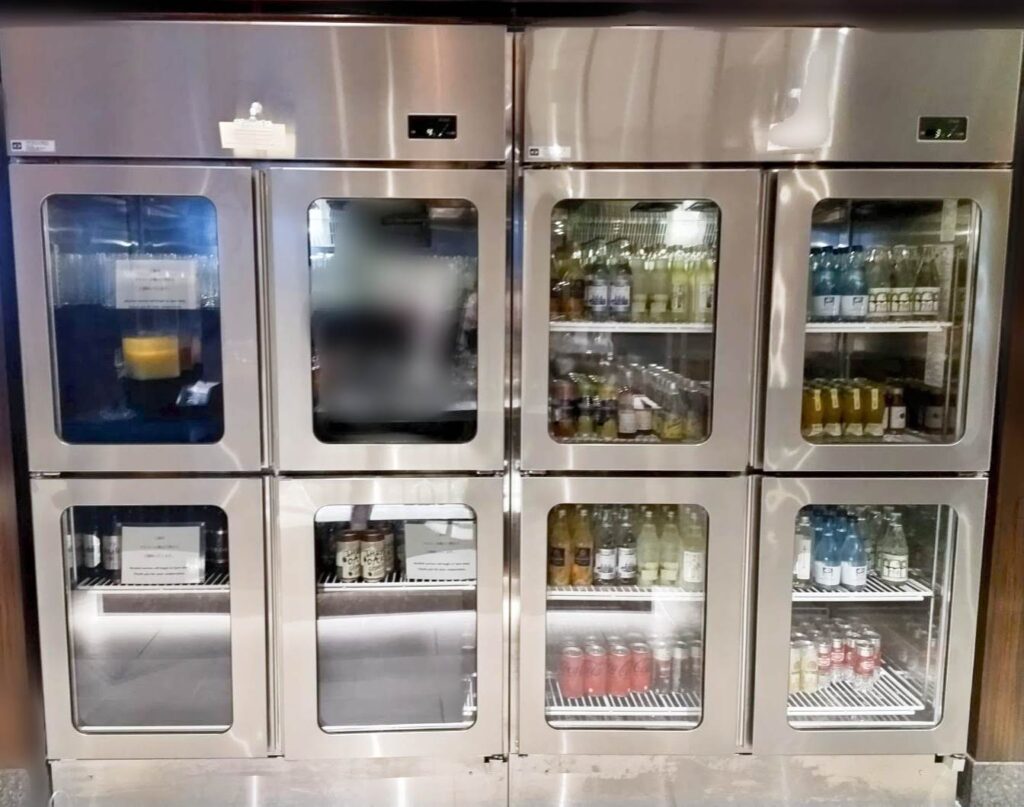 ヒルトン横浜のエグゼクティブラウンジの冷蔵庫の写真