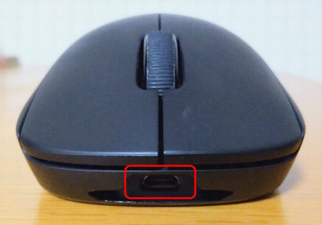 Logicool G PRO Wirelessの接続端子がmicro USB Type-Bであることがわかる写真