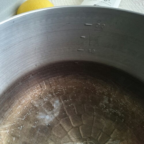黒ずんでしまったアルミニウム性の鍋の写真