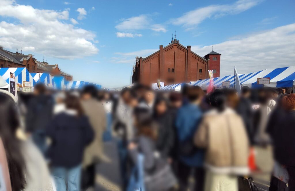 パンのフェス2024春in横浜赤レンガ初日午後の会場全体の混雑具合がわかる写真