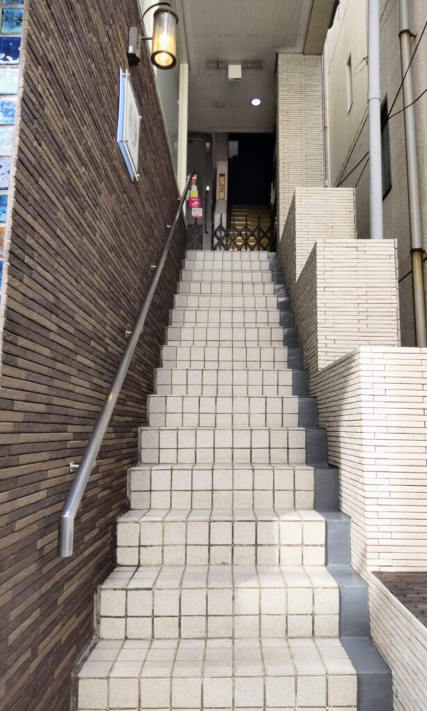 しょうゆきゃふぇ元町本店に入るために上る必要がある階段の写真
