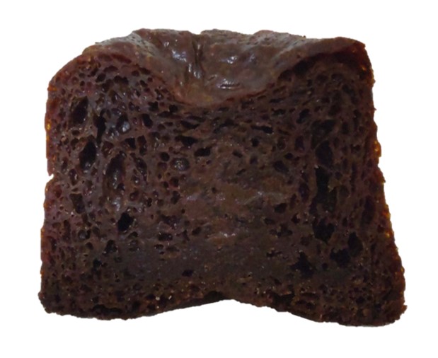 山崎製パンの生チョコ入りカヌレの断面写真