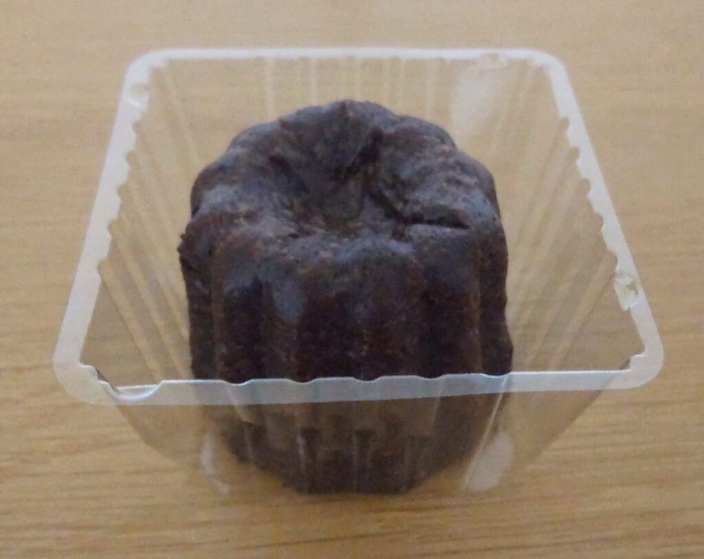 山崎製パンの生チョコ入りカヌレを袋から取り出した写真