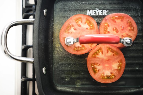 Meyer（マイヤー）のフライパンプレスを使って野菜を焼いている写真